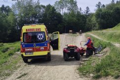 Dwa poważne wypadki w Beskidach. Ranny turysta z Czech z wbitym ciałem obcym - foto