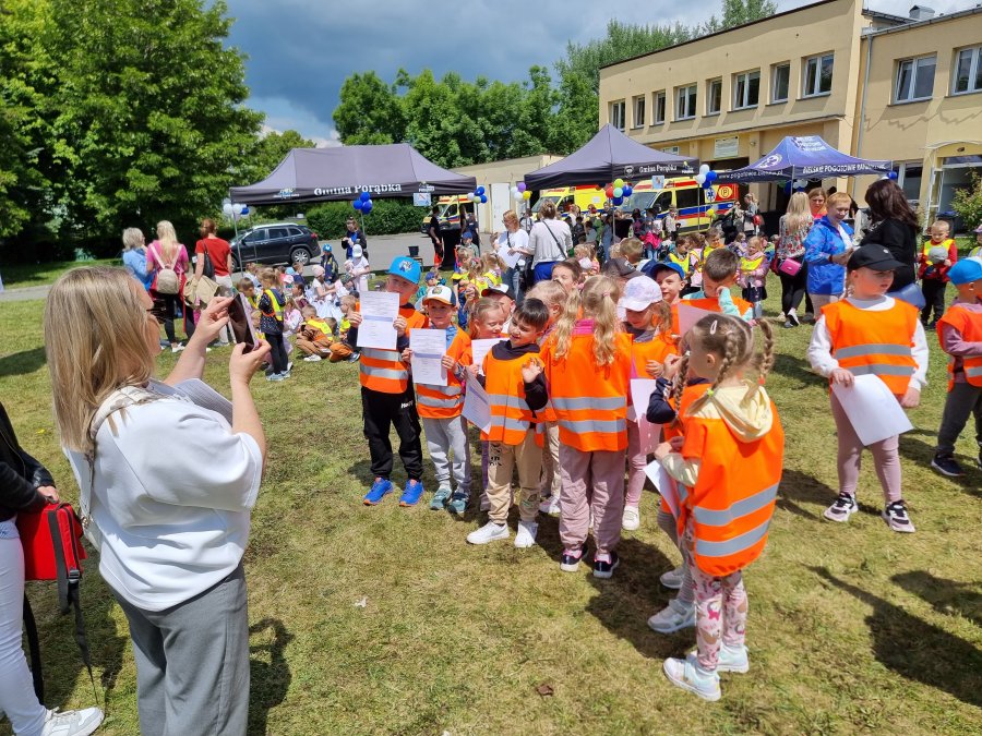 Wielki piknik przy pogotowiu ratunkowym. Bawią i edukują najmłodszych mieszkańców - foto