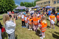 Wielki piknik przy pogotowiu ratunkowym. Bawią i edukują najmłodszych mieszkańców - foto
