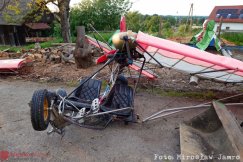Wypadek motolotni z powodu... cukierków. Mężczyzna zahaczył o budynek mieszkalny - foto