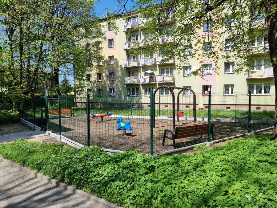 Z opóźnieniem w końcu otwarto plac zabaw. Przez kilka tygodni czekano na wzrost trawy - foto