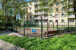 Z opóźnieniem w końcu otwarto plac zabaw. Przez kilka tygodni czekano na wzrost trawy - foto