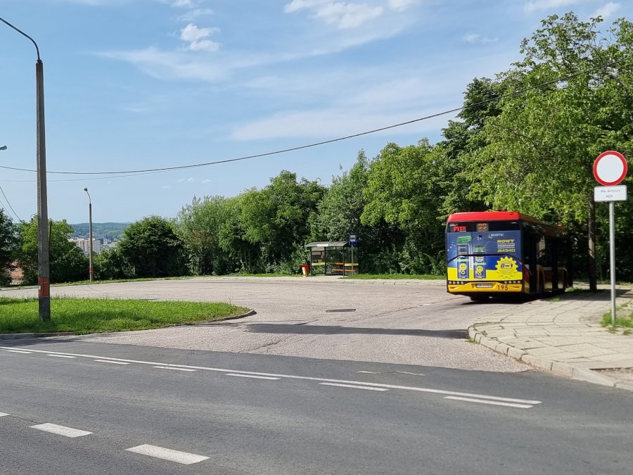 Mieszkańcy narzekają na hałas z pętli autobusowej. Będą ekrany dźwiękochłonne? - foto