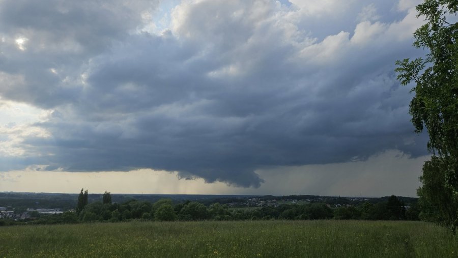 Intensyfikują się burze. Do miasta dotrze gwałtowna burza o cechach superkomórki?