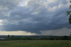 Intensyfikują się burze. Do miasta dotrze gwałtowna burza o cechach superkomórki?