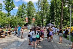 Tłumy uczniów w Parku Słowackiego. Po południe zabawa dla całych rodzin z dziećmi - foto