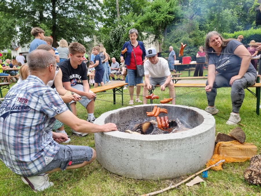 Piknik dla całych rodzin w Olszówce. Integracja, zabawa i kiełbaski z ogniska - foto
