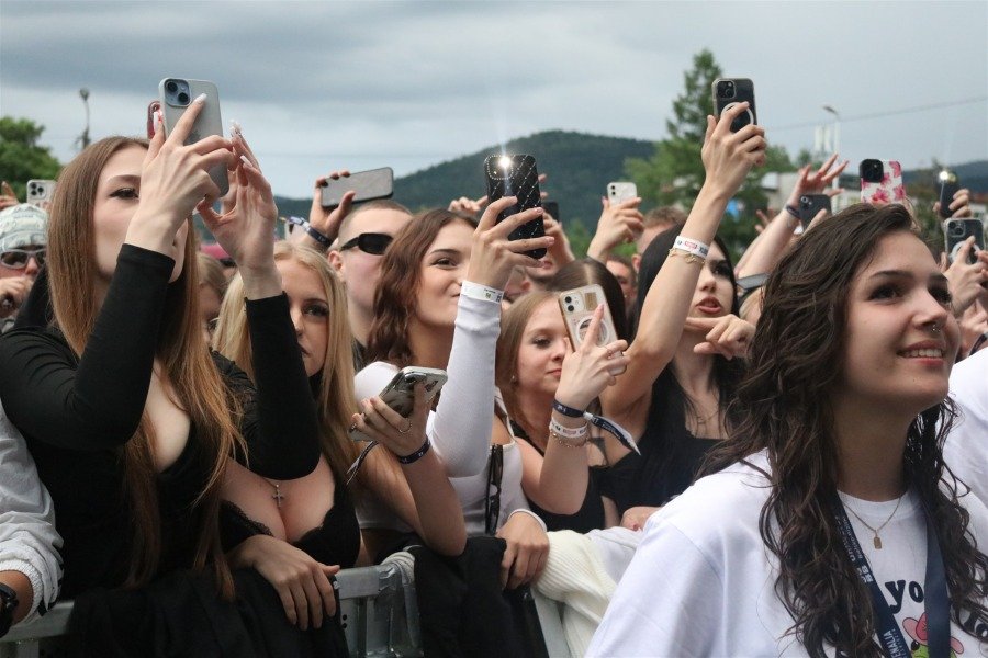 Kampus znów wypełnił się tłumem, a „Modelki” zrobiły show. Kino letnie odwołane ZDJĘCIA