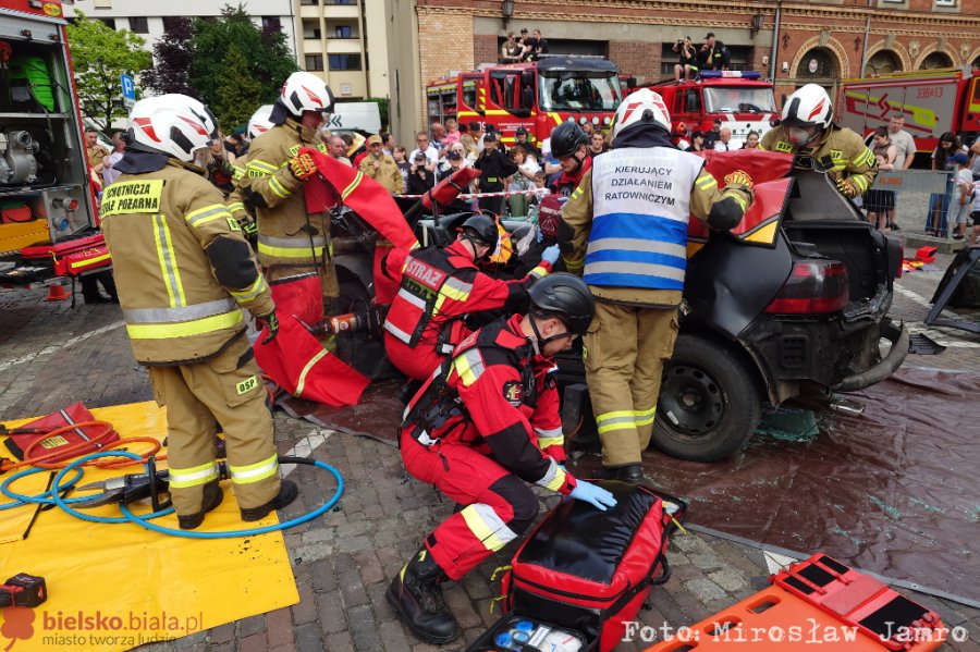 Strażackie pokazy obok Ratusza. Symulowano wypadek, użyto narzędzi hydraulicznych - foto