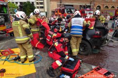 Strażackie pokazy obok Ratusza. Symulowano wypadek, użyto narzędzi hydraulicznych - foto
