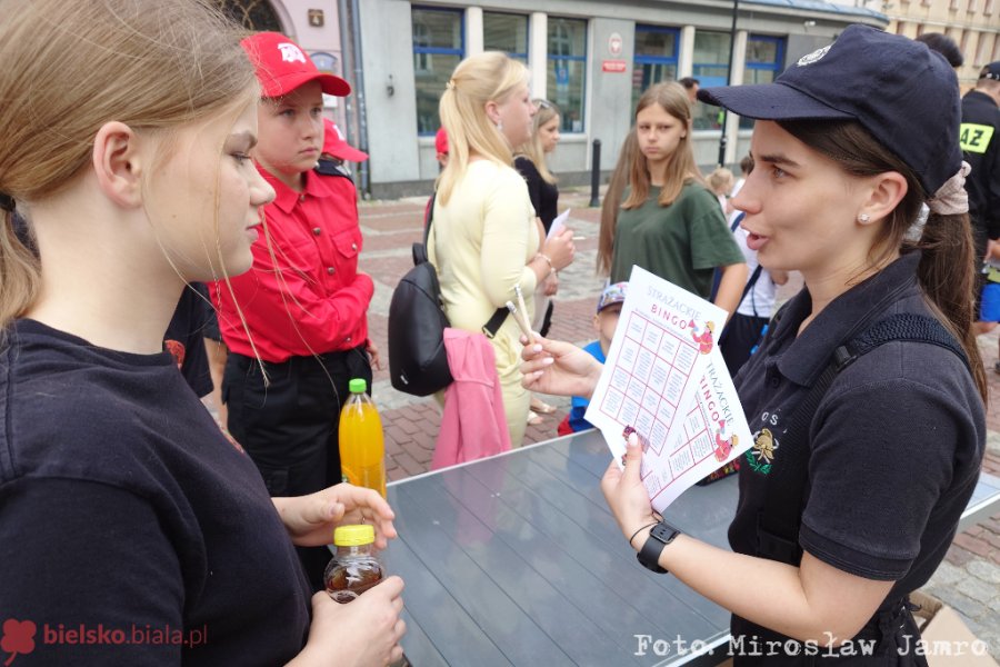 Jak ugasić płonący olej? Strażacy pokazali, co stanie się, gdy polejemy go wodą - foto