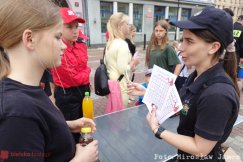 Jak ugasić płonący olej? Strażacy pokazali, co stanie się, gdy polejemy go wodą - foto
