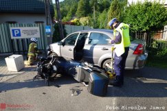 Zderzenie jednośladu z osobówką. Do szpitala odwieziono motocyklistę - foto