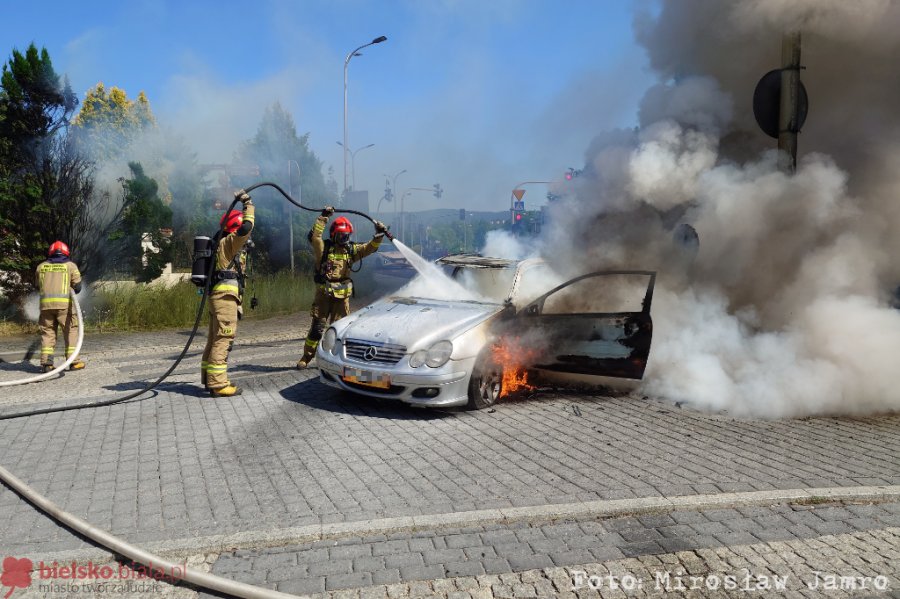Pożar samochodu w Białej. Auto zapaliło się w trakcie jazdy i doszczętnie spłonęło - foto