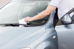 Mandat za parkowanie. Jakie są konsekwencje, jak się odwołać i czy ubezpieczenie może pomóc?