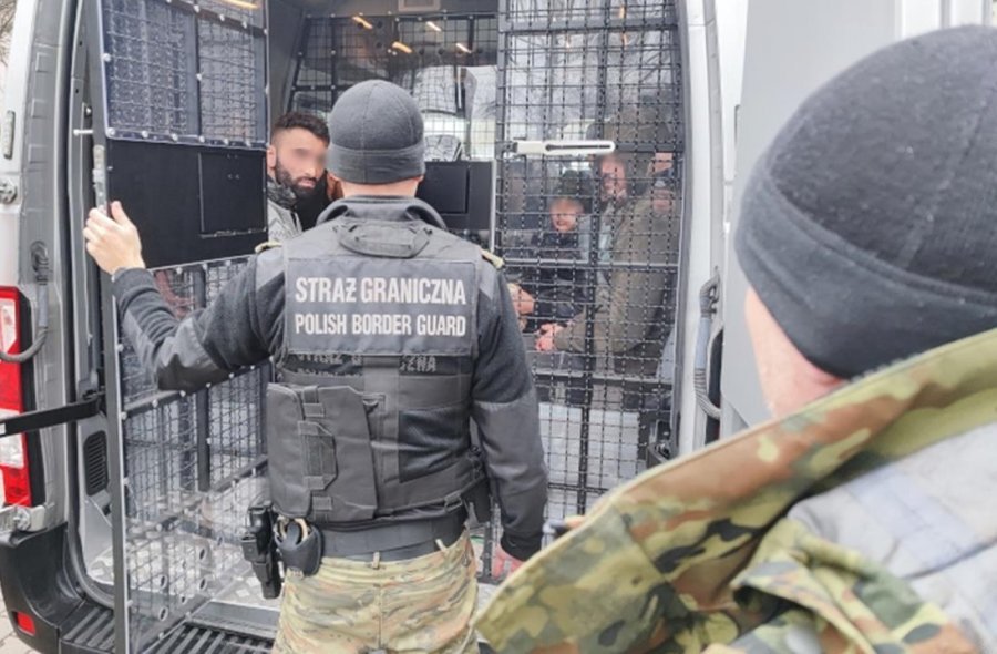 Duży sukces służb. Rozbili grupę przestępczą, która przerzucała imigrantów do Niemiec - foto