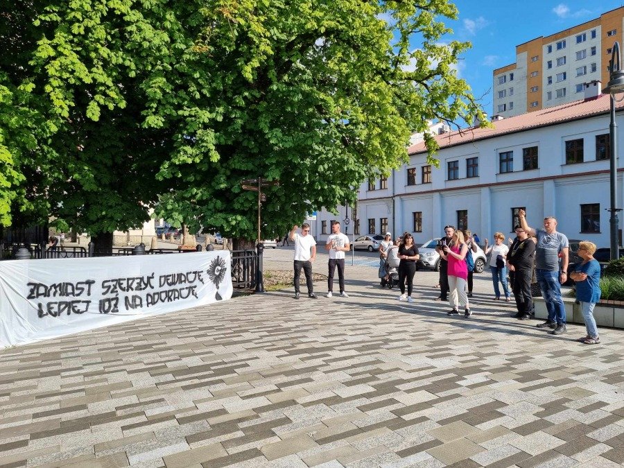Publiczny różaniec na trasie Bielskiego Marszu Równości. Zbierają się pod kościołem