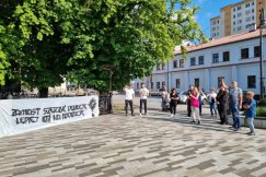 Publiczny różaniec na trasie Bielskiego Marszu Równości. Zbierają się pod kościołem