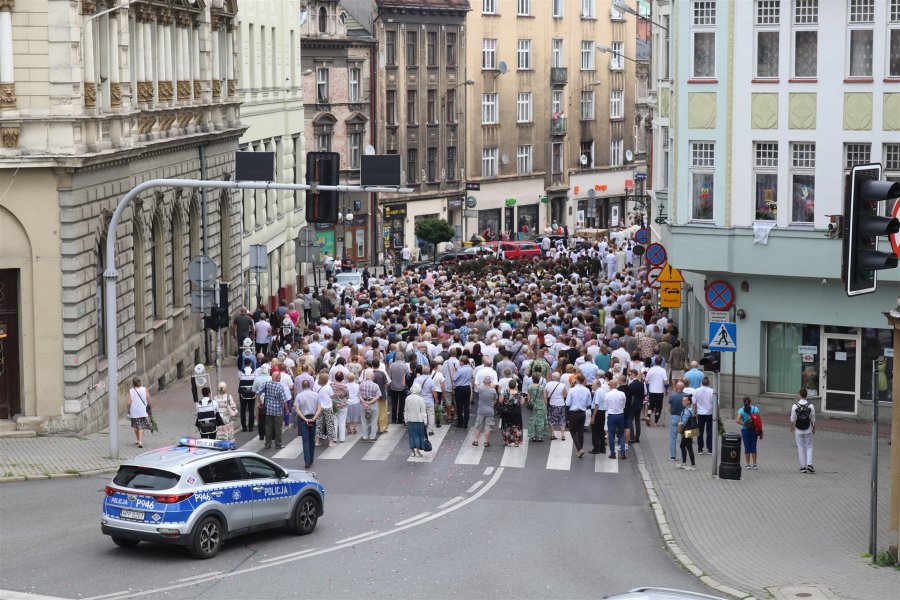 Największa procesja przeszła ulicami centrum miasta. Tłum wiernych podążał za monstrancją - foto