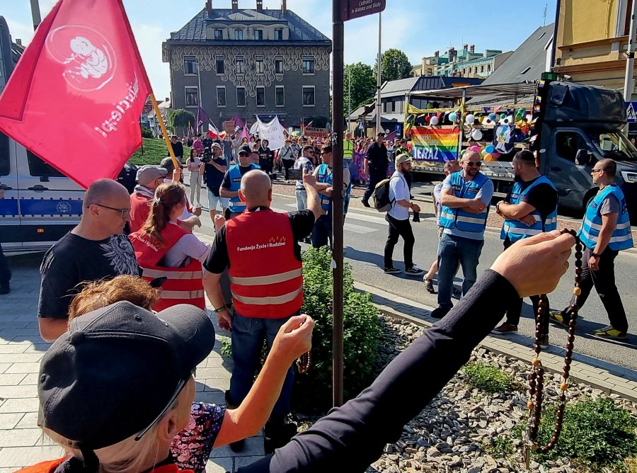 Incydenty podczas Bielskiego Marszu Równości. Rozpylony gaz i różaniec przed kościołem - foto
