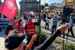 Incydenty podczas Bielskiego Marszu Równości. Rozpylony gaz i różaniec przed kościołem - foto