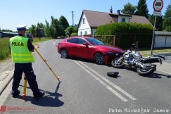 Zderzenie jednośladu z osobówką. Motocyklistę odwieziono do szpitala - foto