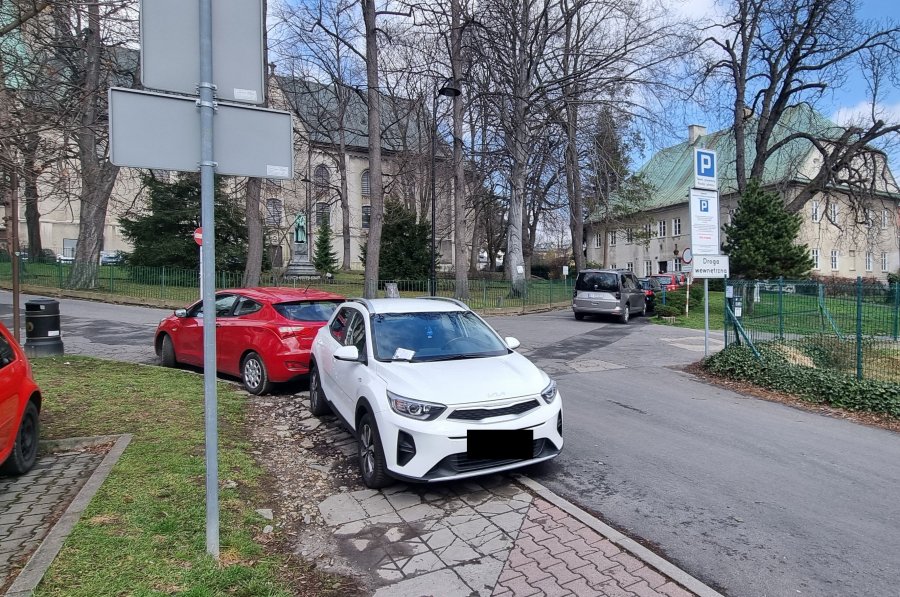Wystawili mandat, choć stał poza strefą. Pieniędzy długo nie chcieli oddać, ale znak przestawili