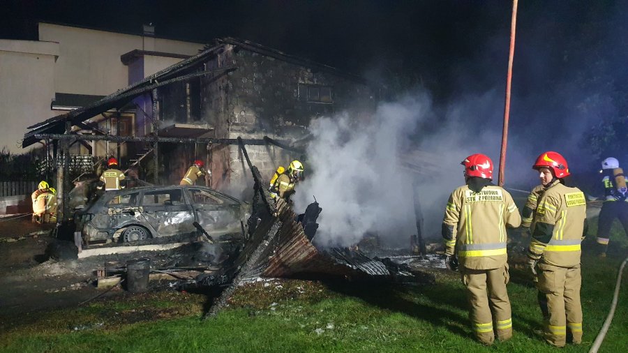 Nocny pożar w powiecie. Płonęła wiata z autami, strażacy przed ogniem uchronili dom - foto