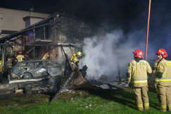 Nocny pożar w powiecie. Płonęła wiata z autami, strażacy przed ogniem uchronili dom - foto