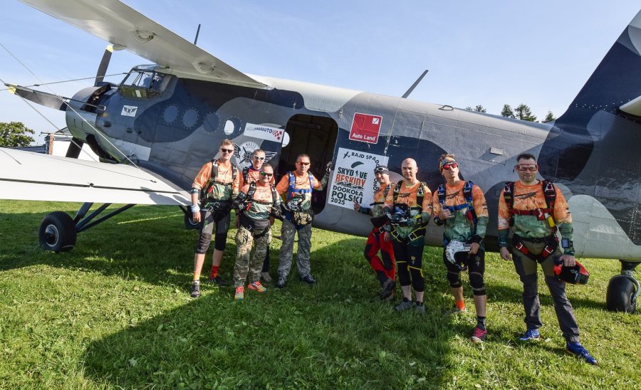 W niespełna tydzień przelecą na spadochronach całą Polskę. Wystartowali z Aleksandrowic - foto