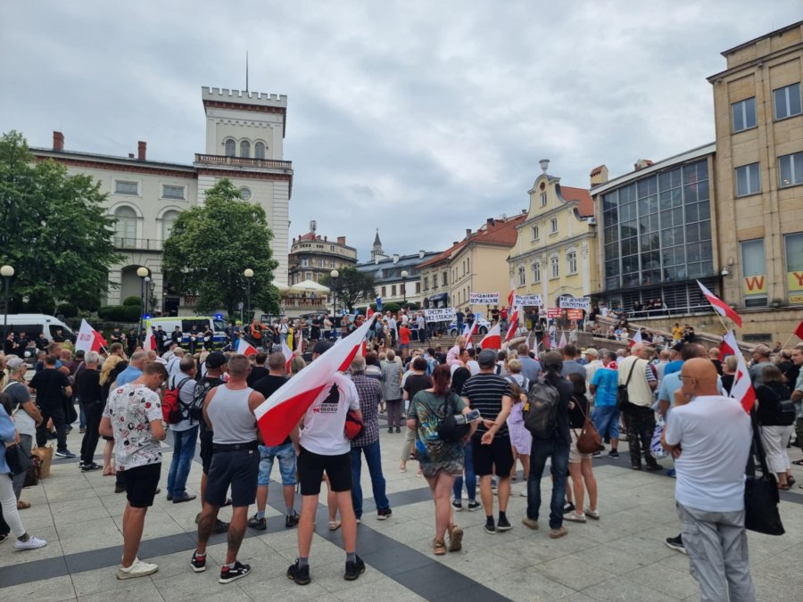 Pikieta przeciwko imigrantom. Politycy przekonywali, że to „inicjatywa mieszkańców” - foto