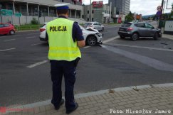 Zderzenie dwóch samochodów na skrzyżowaniu. Wycieki płynów zneutralizowali strażacy - foto