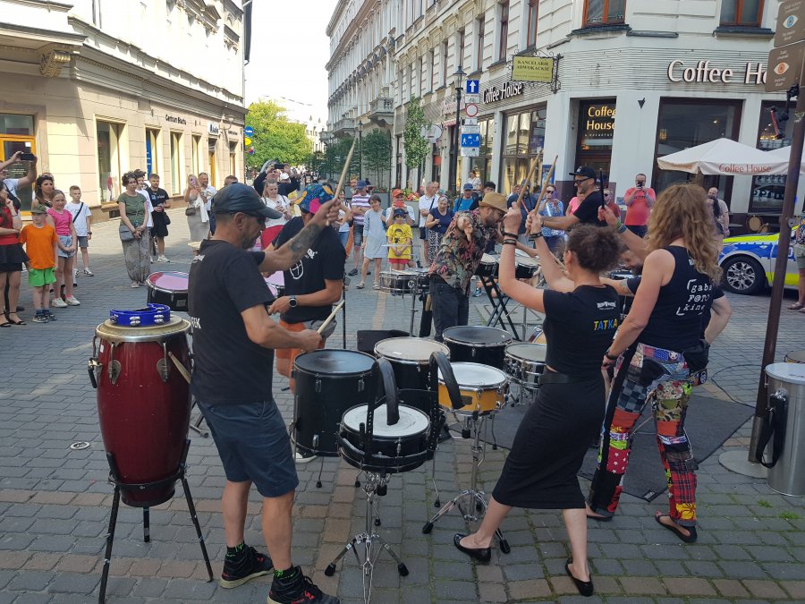 Barwna parada i osiedlowe koncerty zwieńczyły festiwal. Muzykom wrzucali walutę - foto