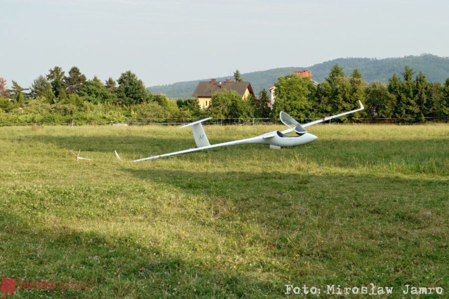 Awaryjne lądowanie szybowca obok lotniska. Za sterami siedział kompletnie pijany pilot - foto