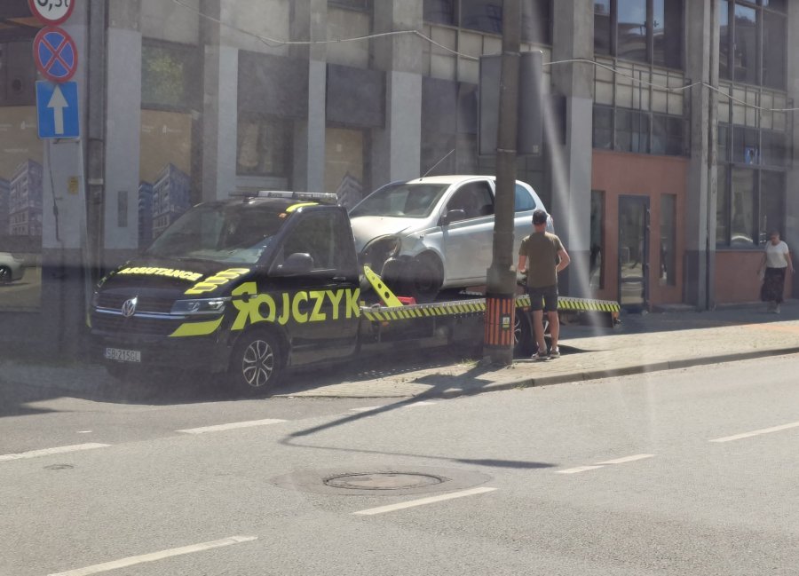 Auto uderzyło w budynek. Sprawczyni kolizji wjechała na skrzyżowanie na czerwonym - foto