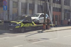 Auto uderzyło w budynek. Sprawczyni kolizji wjechała na skrzyżowanie na czerwonym - foto