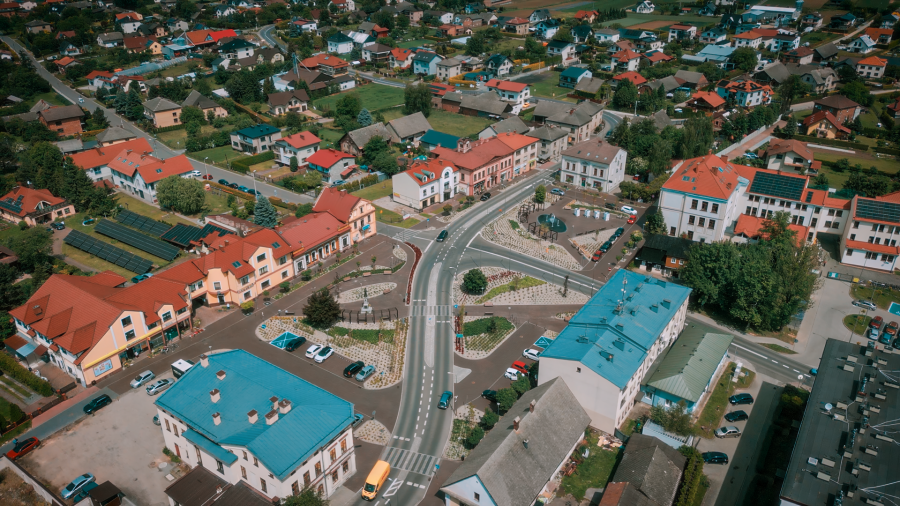 Wilamowice zmieniają oblicze. Nowy rynek i Muzeum Kultury Wilamowskiej przyciągają uwagę WIDEO