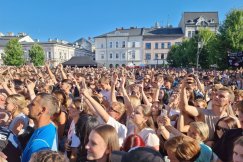 Plac bardzo szybko wypełnił się tłumem. Młoda publiczność czekała na swoich idoli ZDJĘCIA