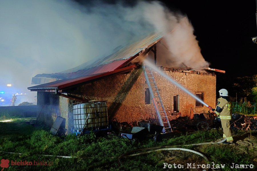 Nocny pożar budynku, duże straty! Uratowano żywy inwentarz - foto