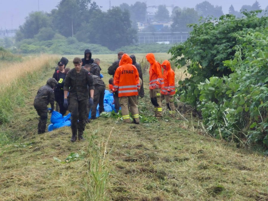 To była spokojna noc. Ewakuowali cztery obozowiska, ustawiali rękawy i rozwozili worki z piaskiem