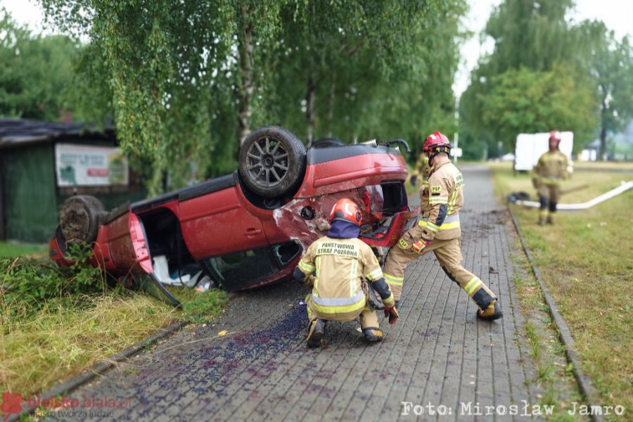 Dwóch nastolatków wracało ze zbierania jagód. Samochód skosił latarnię i dachował! - foto
