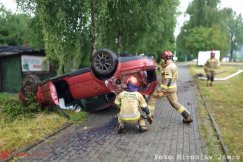 Dwóch nastolatków wracało ze zbierania jagód. Samochód skosił latarnię i dachował! - foto
