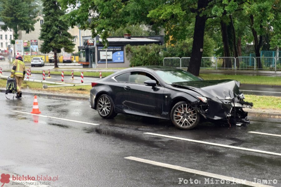 Skosił latarnię i znak blokując drogę. Jechał na zimowych oponach! - foto