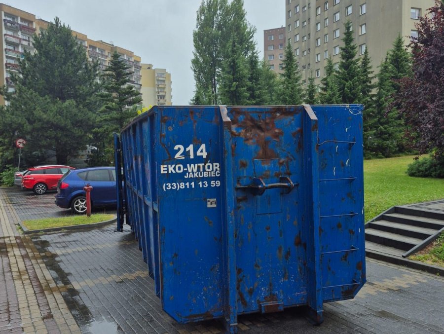 Na parkingu przy kościele stoi kontener. Mieszkańcy mogą wrzucać tam makulaturę - foto