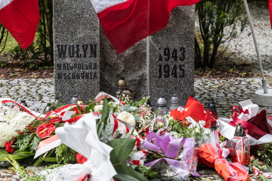 Kwiaty w rocznicę ludobójstwa na Wołyniu. Przyszłość trzeba budować na prawdzie - foto