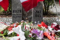 Kwiaty w rocznicę ludobójstwa na Wołyniu. Przyszłość trzeba budować na prawdzie - foto