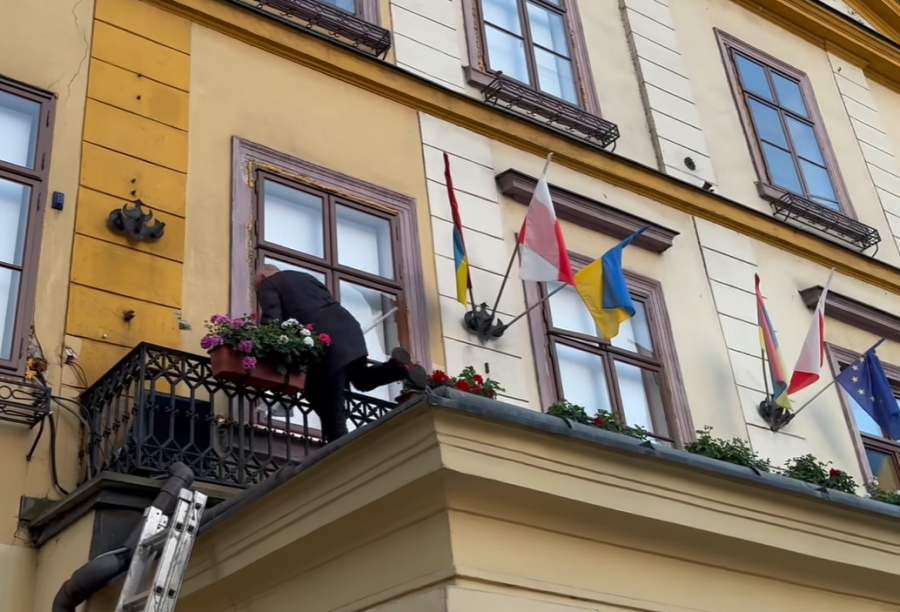 Poseł z Bielska-Białej po drabinie wszedł na balkon. „Przeprowadziłem interwencję poselską” - foto