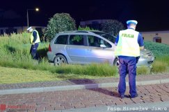 W środku nocy z impetem wjechał na rondo. Auto zostało na wysepce, kierowca uciekł! - foto