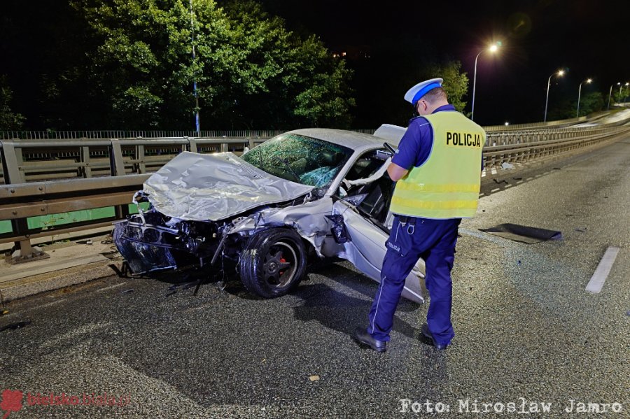 Wypadek BMW w alei Andersa. Kobieta wypadła z auta, znajduje się w stanie krytycznym! - foto