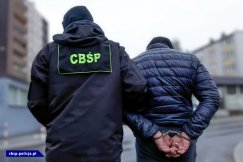 Zatrzymanie na parkingu centrum handlowego. Paczkomaty, kryptowaluty i kilogramy narkotyków